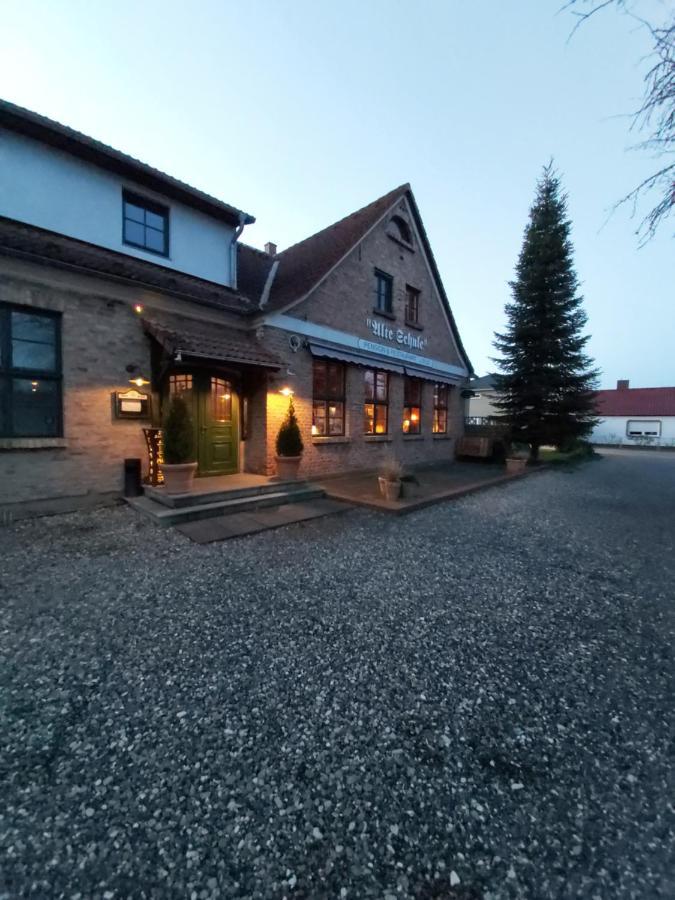 Pension & Restaurant "Alte Schule" Kluis Exterior photo