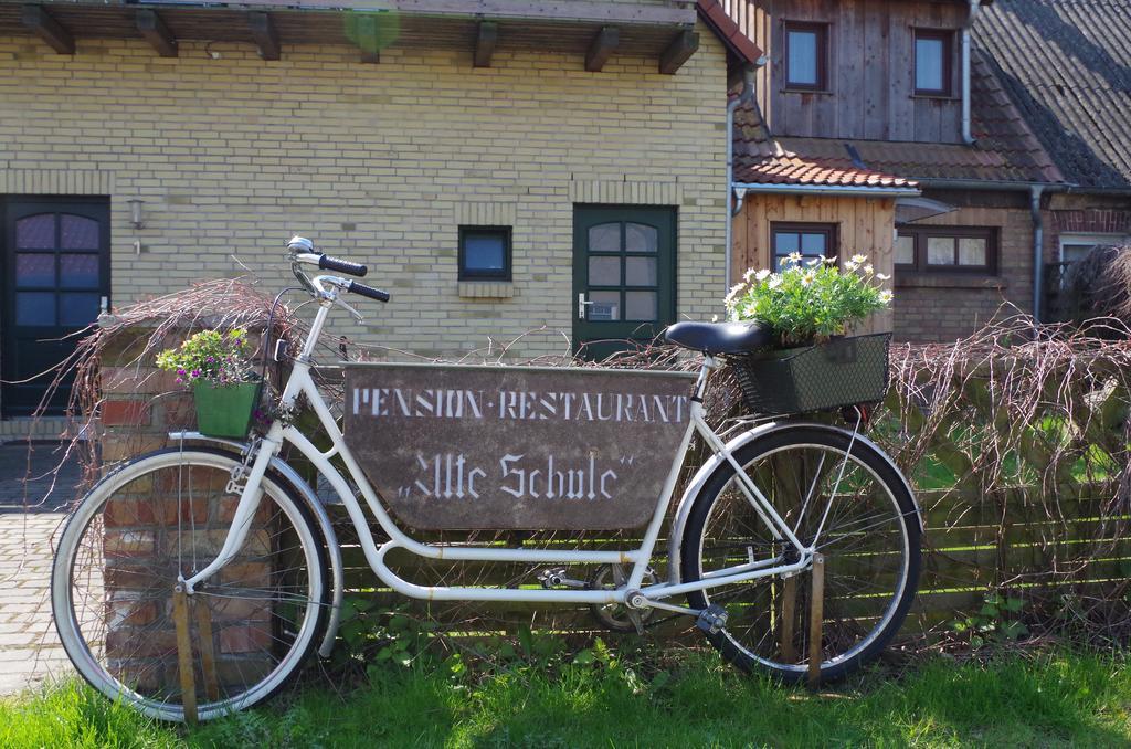 Pension & Restaurant "Alte Schule" Kluis Exterior photo
