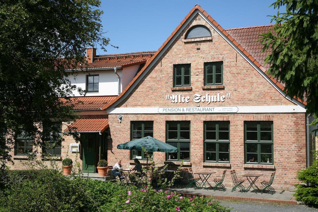 Pension & Restaurant "Alte Schule" Kluis Exterior photo