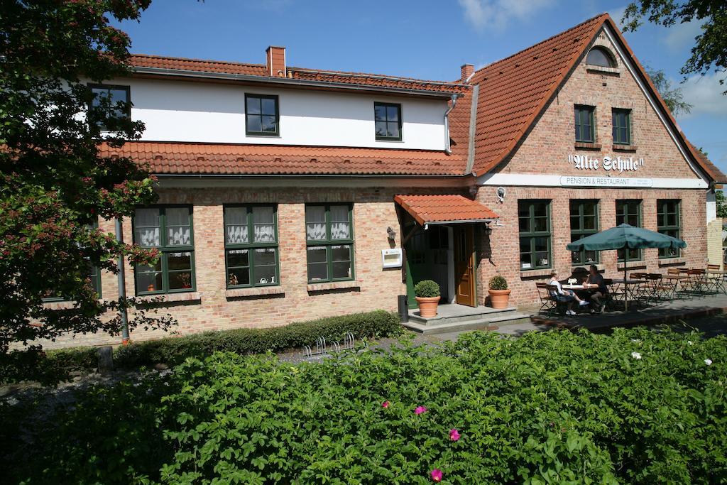 Pension & Restaurant "Alte Schule" Kluis Exterior photo